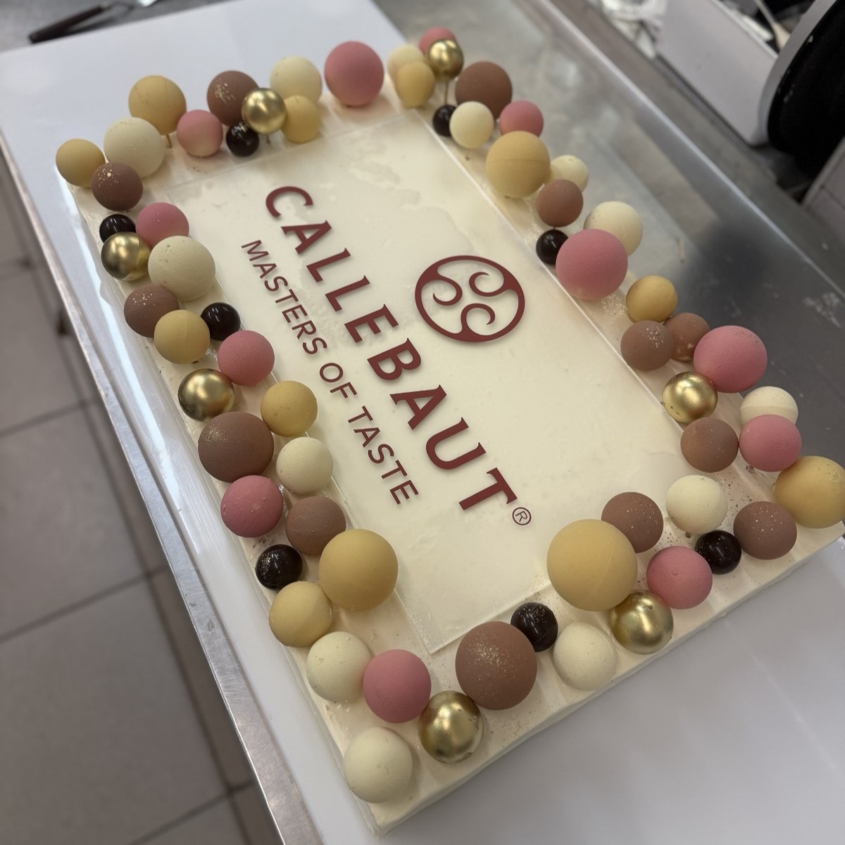 Large branded cakes - Image 2