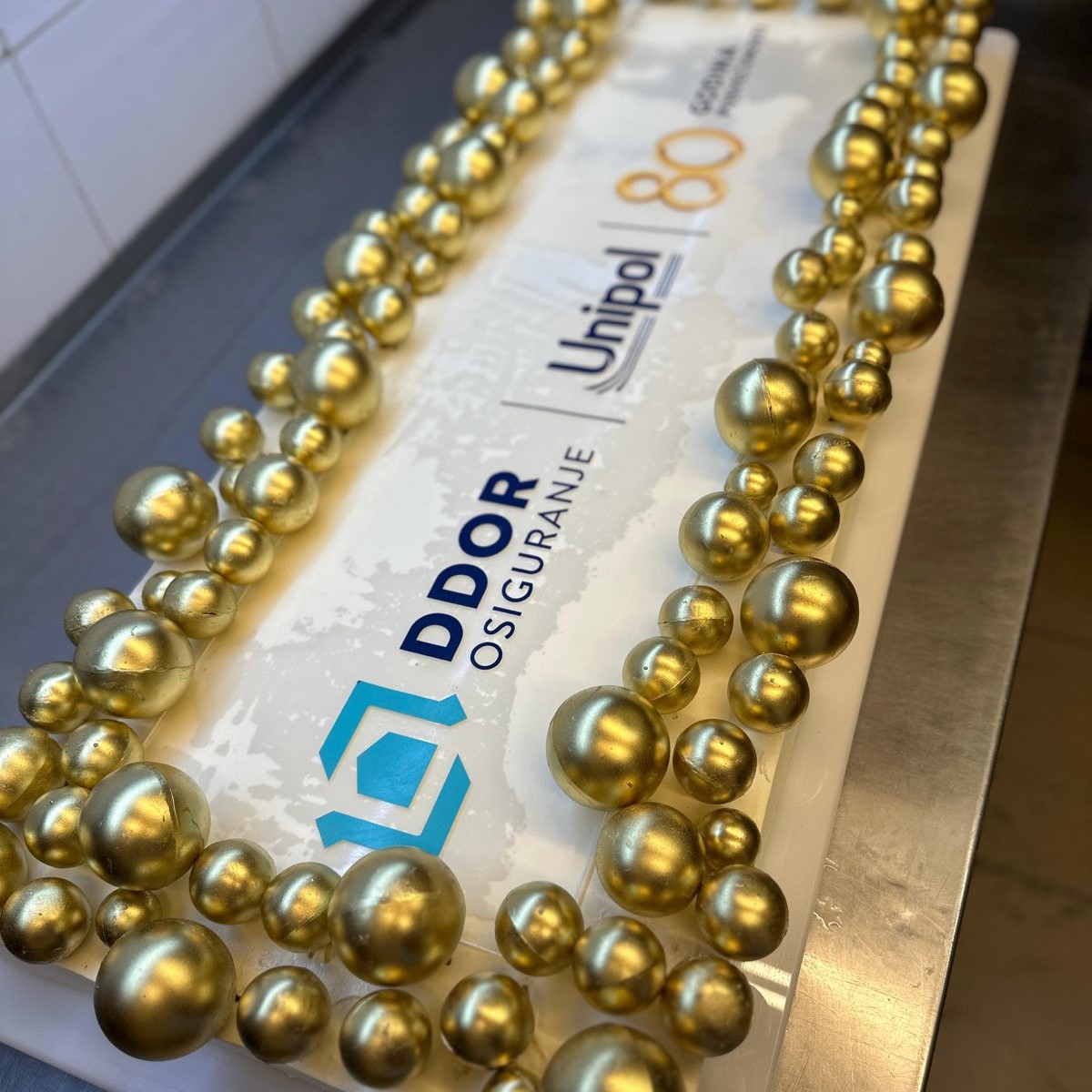 Large branded cakes - Image 4