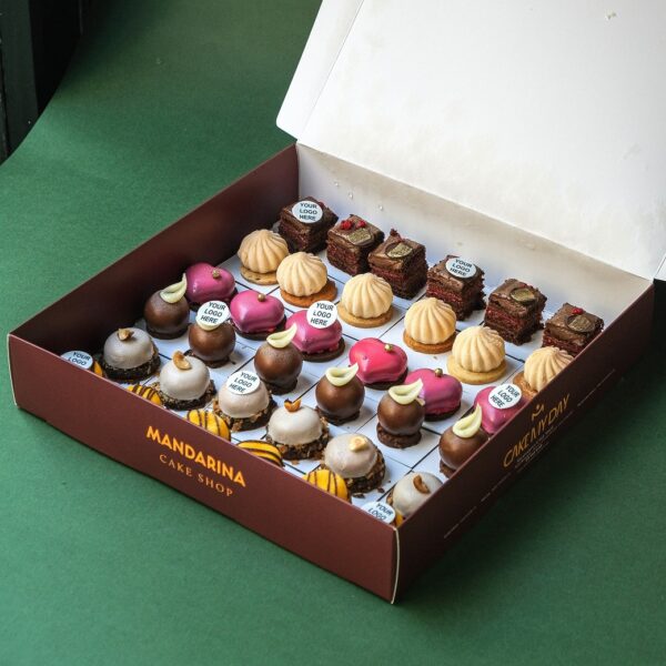 Personalized mini cakes